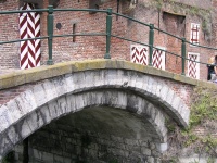 Sluitsteen `1744` in de brug over het Spui bij de Koppelpoort
